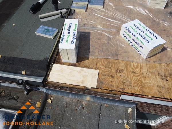 Plat dak isolatie met Kingspan isolatieplaten tijdens renovatie in Noord-Holland