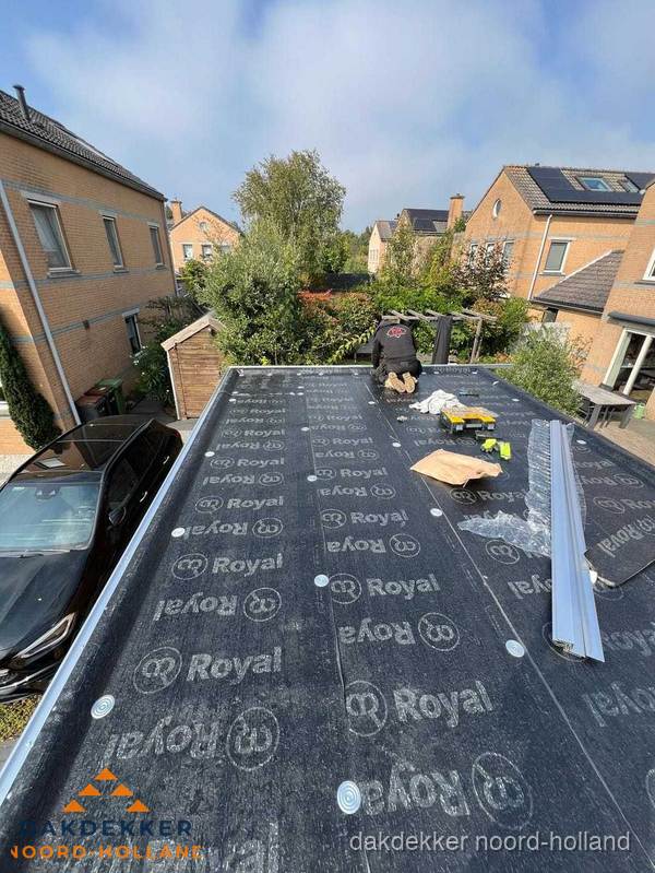 Nieuwe Royal bitumen dakbedekking op plat dak van aanbouw in Noord-Holland