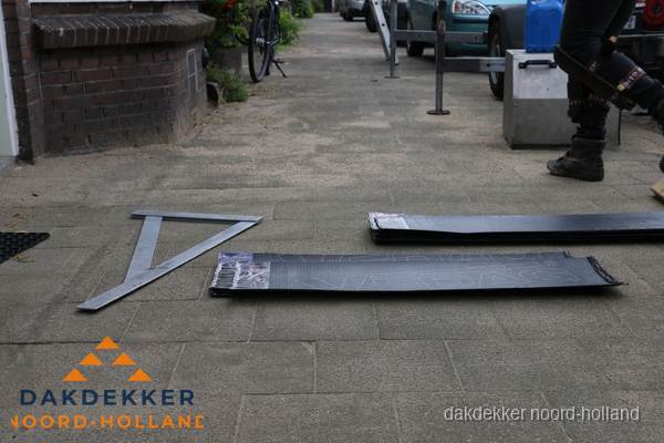 Dakbedekkingsmateriaal en zinkwerk klaargelegd voor reparatie in Noord-Holland