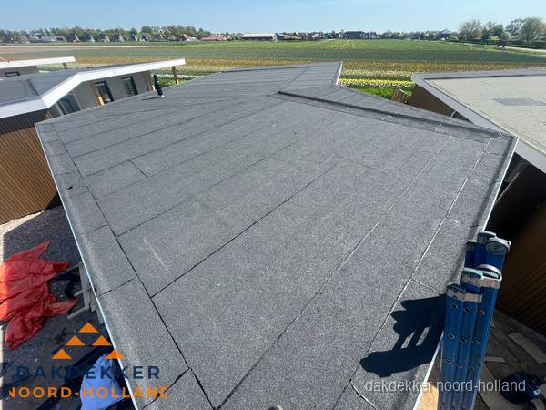 Nieuw bitumen plat dak met uitzicht over landschap in Noord-Holland