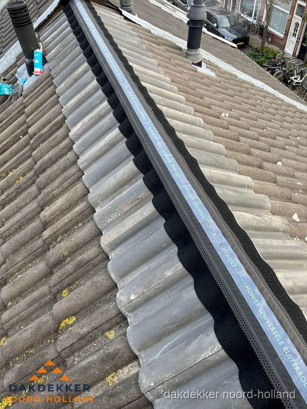 Nokvorst met Monier ventilatie op schuin pannendak in Noord-Holland