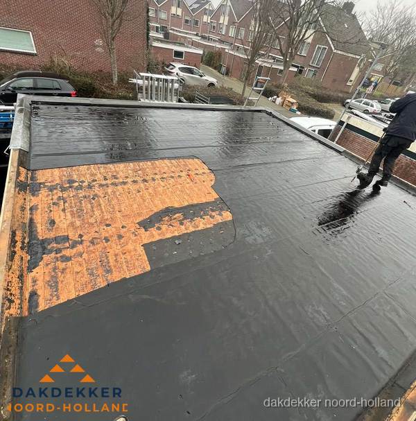 Dakdekker brengt EPDM dakbedekking aan op plat dak in Noord-Holland Dakdekker brengt EPDM dakbedekking aan op plat dak in Noord-Holland