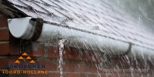 Lekkende dakgoot tijdens regenval in Noord-Holland