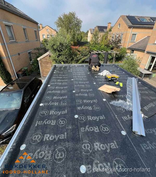 Dakdekker aan het werk op plat dak renovatie in Noord-Holland
